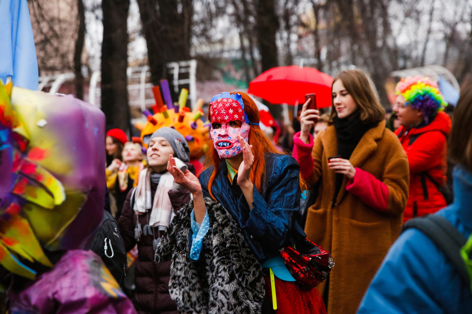 Nghệ sỹ biểu diễn tại Lễ hội hóa trang nhiệt đới trong công viên ở Moskva, Nga, ngày 16/11/2019. (Ảnh: THX/TTXVN)