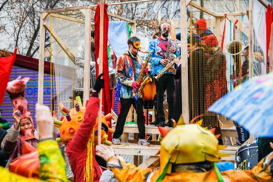 Nghệ sỹ biểu diễn tại Lễ hội hóa trang nhiệt đới trong công viên ở Moskva, Nga, ngày 16/11/2019. (Ảnh: THX/TTXVN)