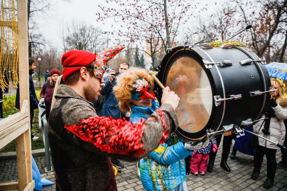 Nghệ sỹ biểu diễn tại Lễ hội hóa trang nhiệt đới trong công viên ở Moskva, Nga, ngày 16/11/2019. (Ảnh: THX/TTXVN)