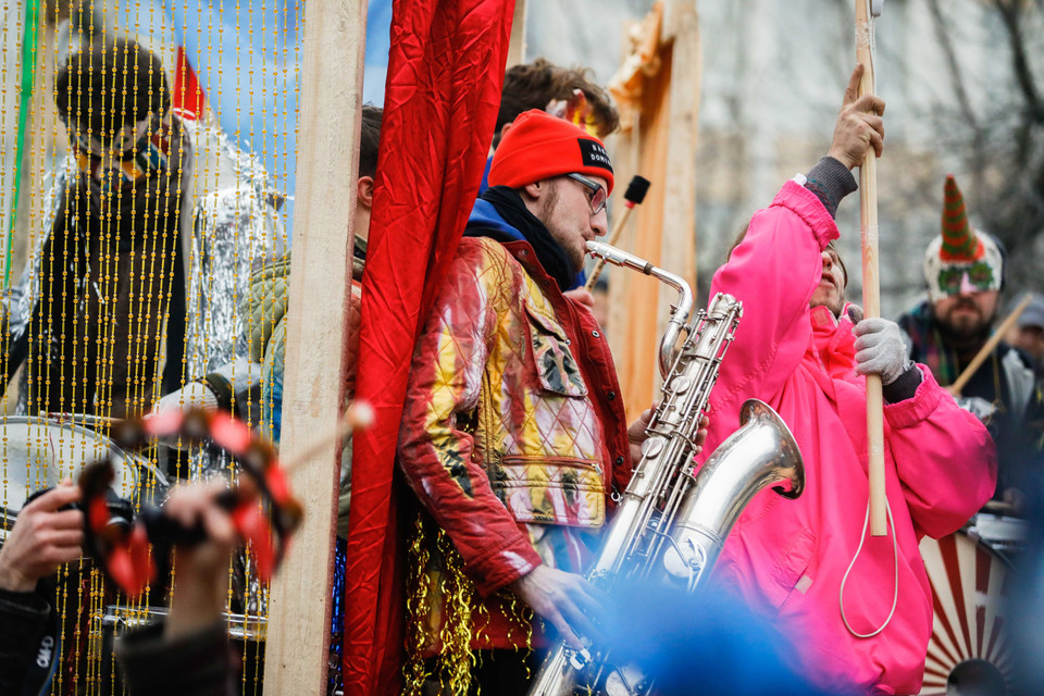 Nghệ sỹ biểu diễn tại Lễ hội hóa trang nhiệt đới trong công viên ở Moskva, Nga, ngày 16/11/2019. (Ảnh: THX/TTXVN)