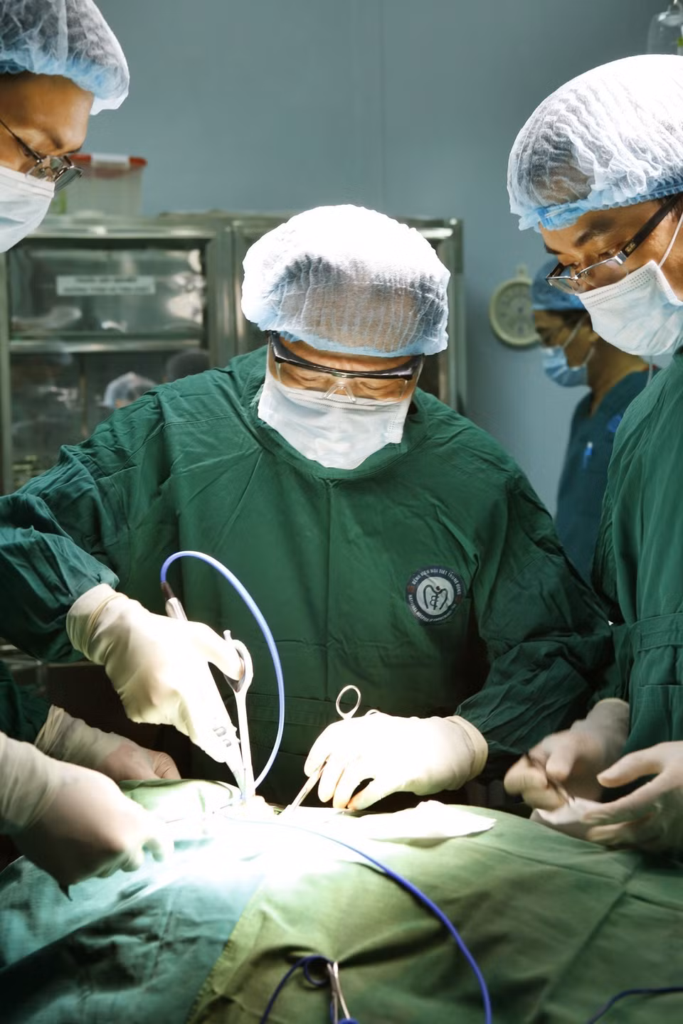 Phương pháp phẫu thuật nội soi điều trị các bệnh lý tuyến giáp của phó giáo sư, tiến sỹ Trần Ngọc Lương, nguyên Giám đốc Bệnh viện Nội tiết Trung ương được giới y học quốc tế đặc biệt danh "Phẫu thuật Dr. Lương." Hơn 3.500 người bệnh đã được chữa khỏi, không để lại sẹo xấu. (Ảnh: Dương Ngọc/TTXVN)