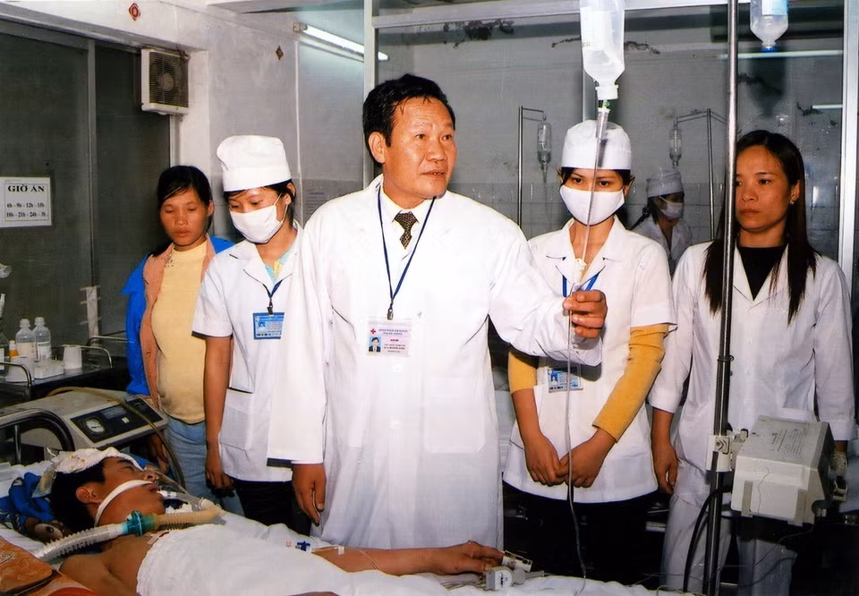 Giám đốc Bệnh viện đa khoa tỉnh Hải Dương, Thầy thuốc nhân dân, Bác sỹ chuyên khoa II Bùi Đức Long có hàng chục công trình nghiên cứu khoa học được ứng dụng vào thực tiễn điều trị các bệnh về ung thư, huyết áp, thuốc cắt cơn nghiện ma túy giai đoạn 3, sản xuất dung dịch điện hóa... (Ảnh: Hữu Oai/TTXVN)
