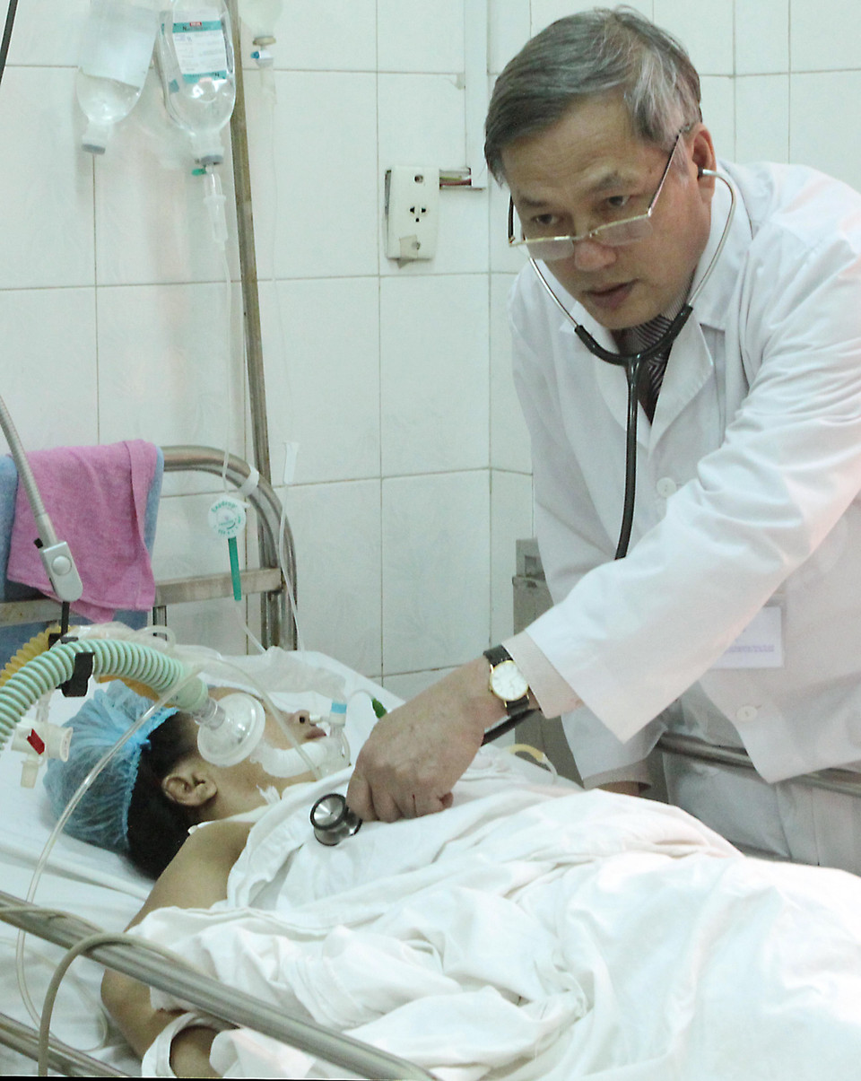 Thạc sỹ, bác sỹ Nguyễn Hồng Hà, Phó Giám đốc Bệnh viện bệnh Nhiệt đới TƯ (Bộ Y tế), là một gương sáng của ngành Y tế về 'Tâm-Tầm-Tài.' Với tấm lòng nhân hậu, trình độ chuyên môn và tinh thần trách nhiệm cao, bác sỹ Hồng Hà đã trực tiếp chẩn đoán lâm sàng chính xác và điều trị tích cực thành công cho hàng nghìn bệnh nhân mắc các bệnh truyền nhiễm, bệnh nhiệt đới như dịch SARS, tiêu chảy cấp tính, sốt phát ban dạng sởi, cúm H5N1, cúm A (H1N1), sốt xuất huyết, viêm phổi suy hô hấp… (Ảnh: Dương Ngọc/TTXVN)