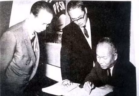 Giáo sư Hồ Đắc Di, Giáo sư Tôn Thất Tùng và Bộ trưởng Y tế Phạm Ngọc Thạch - những tên tuổi lớn của y học Việt Nam sau ngày Hà Nội giải phóng. (Ảnh: Tư liệu/TTXVN)