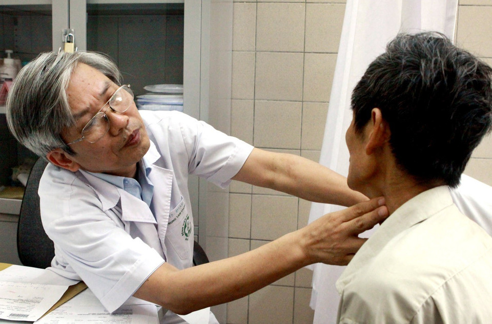 Thầy thuốc nhân dân, phó giáo sư-tiến sỹ, bác sỹ Phạm Duệ, nguyên Trưởng Khoa Hồi sức tích cực (A9) - Bệnh viện Bạch Mai, có hơn 35 năm theo nghề chữa bệnh, cứu người trong chuyên ngành hồi sức cấp cứu-chống độc, cùng tập thể Trung tâm Chống độc đạt được nhiều thành tích xuất sắc. Bác sỹ Duệ đã viết hàng chục cuốn sách hướng dẫn điều trị ngộ độc, làm tốt công tác đào tạo, tham gia tích cực xây dựng mạng lưới phòng, chống độc cho tuyến cơ sở tại 40 tỉnh, thành phố. (Ảnh: Dương Ngọc/TTXVN)