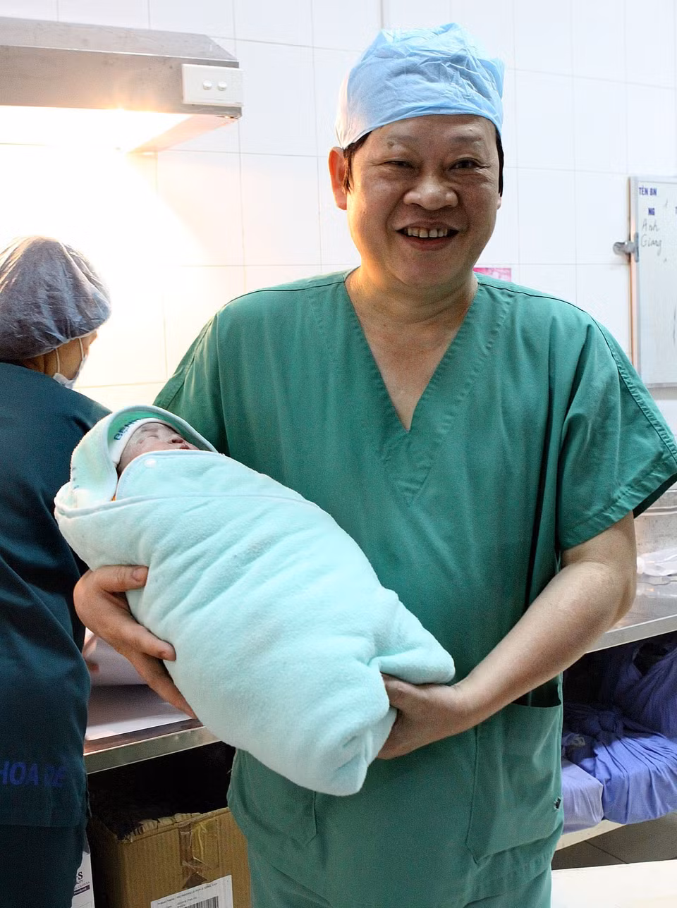 Giáo sư, tiến sỹ, Nhà giáo ưu tú Nguyễn Viết Tiến, nguyên: Thứ trưởng Bộ Y tế, Giám đốc Bệnh viện Phụ sản Trung ương, Trưởng bộ môn phụ sản Trường đại học y Hà Nội. Ông có gần 50 công trình nghiên cứu khoa học về sinh sản có giá trị, đặc biệt công trình thụ tinh trong ống nghiệm của ông từ năm 2000 đã giúp hơn 2.000 cặp vợ chồng hiếm muộn có con, mang lại niềm vui và hạnh phúc cho các gia đình. Trong ảnh: GS.TS Nguyễn Viết Tiến, Thứ trưởng Bộ Y tế - người trực tiếp phẫu thuật ca mang thai hộ đầu tiên tại Bệnh viện Phụ sản Trung ương bế bé gái mới sinh. (Ảnh: Dương Ngọc/TTXVN)