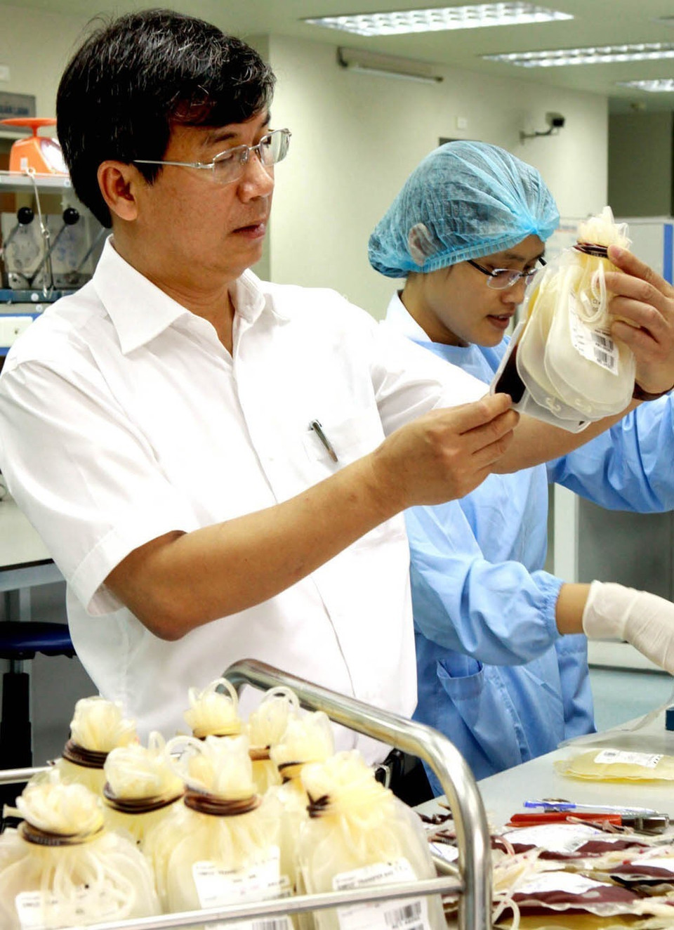 Thầy thuốc nhân dân, Anh hùng Lao động, Giáo sư, tiến sỹ Nguyễn Anh Trí, nguyên Viện trưởng Viện Huyết học-Truyền máu Trung ương (Bộ Y tế) luôn tận tụy với công việc ở nhiều cương vị khác nhau, mang lại nhiều thành tựu trong chẩn đoán, ghép tế bào gốc điều trị các bệnh lý điều trị bệnh máu, trong đó có những chuyên khoa ngang tầm quốc tế như đông máu, di truyền, sinh học phân tử, huyết học. Ông đã được vinh danh cá nhân “Vượt khó đi lên” trong chương trình Vinh quang Việt Nam lần thứ 10 - năm 2013. Trong ảnh: Giáo sư, tiến sỹ Nguyễn Anh Trí kiểm tra chất lượng các chế phẩm máu. (Ảnh: Dương Ngọc/TTXVN)