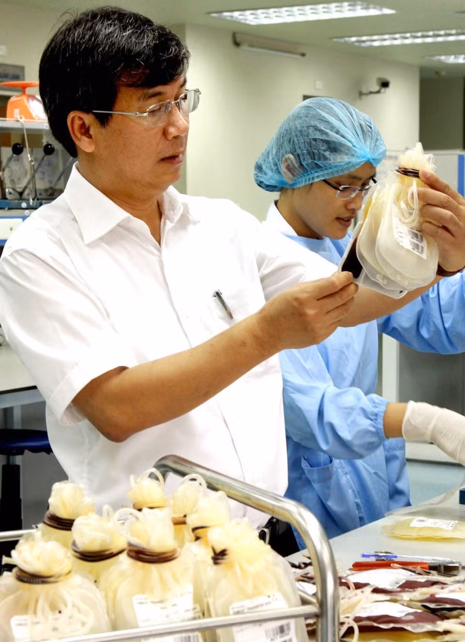 Thầy thuốc nhân dân, Anh hùng Lao động, Giáo sư, tiến sỹ Nguyễn Anh Trí, nguyên Viện trưởng Viện Huyết học-Truyền máu Trung ương (Bộ Y tế) luôn tận tụy với công việc ở nhiều cương vị khác nhau, mang lại nhiều thành tựu trong chẩn đoán, ghép tế bào gốc điều trị các bệnh lý điều trị bệnh máu, trong đó có những chuyên khoa ngang tầm quốc tế như đông máu, di truyền, sinh học phân tử, huyết học. Ông đã được vinh danh cá nhân “Vượt khó đi lên” trong chương trình Vinh quang Việt Nam lần thứ 10 - năm 2013. Trong ảnh: Giáo sư, tiến sỹ Nguyễn Anh Trí kiểm tra chất lượng các chế phẩm máu. (Ảnh: Dương Ngọc/TTXVN)