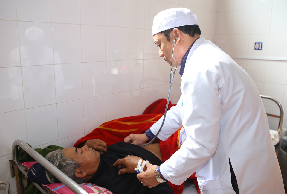 Hơn 35 năm công tác, bác sỹ chuyên khoa II Lê Quang Phú, Giám đốc Trung tâm Y tế huyện A Lưới, tỉnh Thừa Thiên-Huế đã không ngừng học tập, trau dồi đạo đức, nâng cao kiến thức chuyên môn, góp phần tích cực vào việc chăm sóc, bảo vệ sức khỏe cho đồng bào các dân tộc ở huyện vùng cao biên giới. Ông đã được Nhà nước phong tặng danh hiệu "Thầy thuốc ưu tú" năm 2010. (Ảnh: Hồ Cầu/TTXVN)