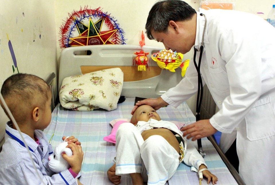 Thầy thuốc nhân dân, Anh hùng Lao động, Giáo sư, tiến sỹ Nguyễn Anh Trí, nguyên Viện trưởng Viện Huyết học-Truyền máu Trung ương (Bộ Y tế) luôn tận tụy với công việc ở nhiều cương vị khác nhau, mang lại nhiều thành tựu trong chẩn đoán, điều trị bệnh máu, trong đó có những chuyên khoa ngang tầm quốc tế như: đông máu, di truyền, sinh học phân tử, ghép tế bào gốc điều trị các bệnh lý huyết học. Ông đã được vinh danh cá nhân “Vượt khó đi lên” trong chương trình Vinh quang Việt Nam lần thứ 10 - năm 2013, do Tổng Liên đoàn Lao động Việt Nam tổ chức tại Hà Nội sáng 13/7/2013. Trong ảnh: Giáo sư, tiến sỹ Nguyễn Anh Trí kiểm tra sức khỏe cho bệnh nhi ung thư máu. (Ảnh: Dương Ngọc/TTXVN)