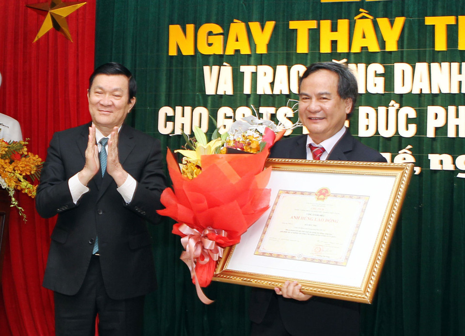 Ca ghép tim thành công của GS. TS. Bùi Đức Phú và đồng nghiệp tại Bệnh viện Trung ương Huế vào ngày 2/3/2011 đã góp phần tạo nên một bước đột phá lớn trong lịch sử y học Việt Nam. Trong ảnh: Chủ tịch nước Trương Tấn Sang trao tặng danh hiệu Anh hùng Lao động cho giáo sư, tiến sỹ, thầy thuốc nhân dân Bùi Đức Phú, Giám đốc Bệnh viện Trung ương Huế. (Ảnh: Nguyễn Khang/TTXVN)