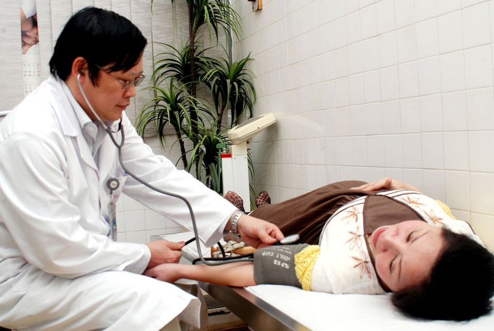 Giáo sư, tiến sỹ, Nhà giáo ưu tú Nguyễn Viết Tiến, nguyên Thứ trưởng Bộ Y tế, Giám đốc Bệnh viện Phụ sản Trung ương, Trưởng bộ môn phụ sản Trường đại học y Hà Nội. Ông có gần 50 công trình nghiên cứu khoa học về sinh sản có giá trị. Trong ảnh: Tiến sỹ Nguyễn Viết Tiến kiểm tra kết quả điều trị cho sản phụ. (Ảnh: Hữu Oai/TTXVN)