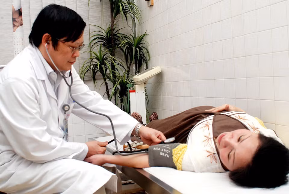 Giáo sư, tiến sỹ, Nhà giáo ưu tú Nguyễn Viết Tiến, nguyên Thứ trưởng Bộ Y tế, Giám đốc Bệnh viện Phụ sản Trung ương, Trưởng bộ môn phụ sản Trường đại học y Hà Nội. Ông có gần 50 công trình nghiên cứu khoa học về sinh sản có giá trị. Trong ảnh: Tiến sỹ Nguyễn Viết Tiến kiểm tra kết quả điều trị cho sản phụ. (Ảnh: Hữu Oai/TTXVN)