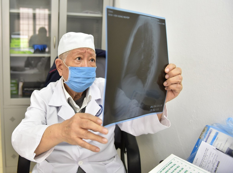 Giáo sư, tiến sỹ Lê Đức Hinh, hiện là Chủ tịch Hội Thần kinh học Việt Nam. Ông được xem là người thầy của chuyên ngành Thần kinh học với hơn 55 năm làm việc và cống hiến, điều trị thành công cho hàng ngàn bệnh nhân. (Nguồn: TTXVN)