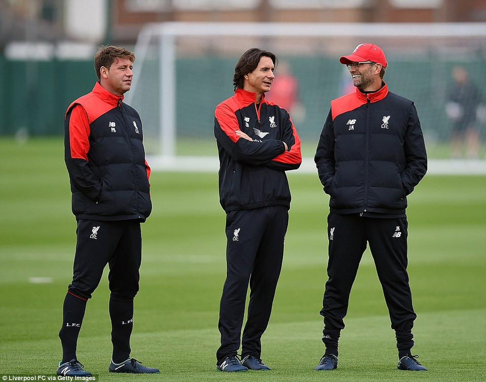 Trên sân tập tại Melwood, ngoài Klopp còn có hai trợ lý của ông từ thời còn ở Dormund là Peter Krawietz và Zeljko Buvac. (Nguồn: Getty Images)