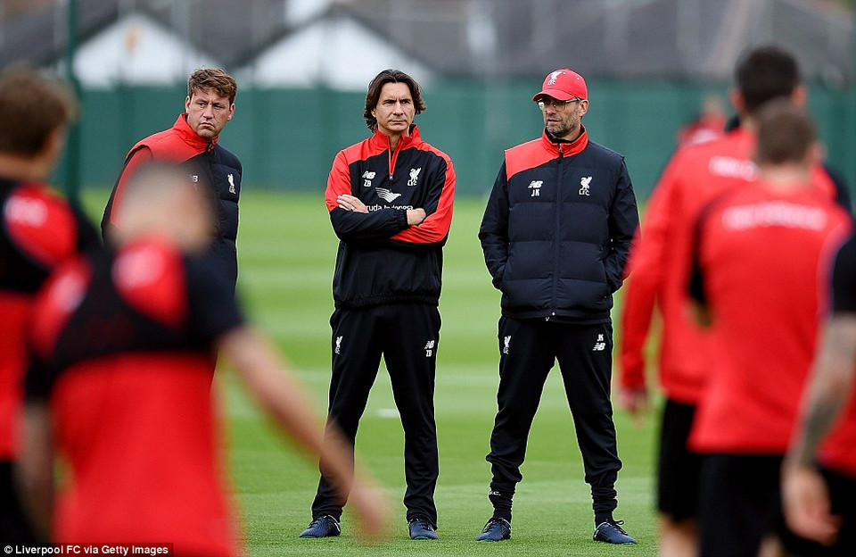 Klopp cùng các trợ lý đã quan sát rất kỹ buổi tập đầu tiên tại đội bóng mới. (Nguồn: Getty Images)
