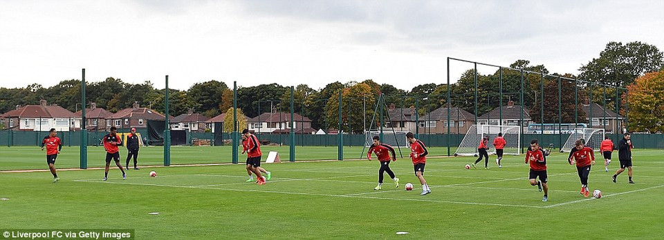 Các cầu thủ Liverpool tích cực tập luyện trên sân...