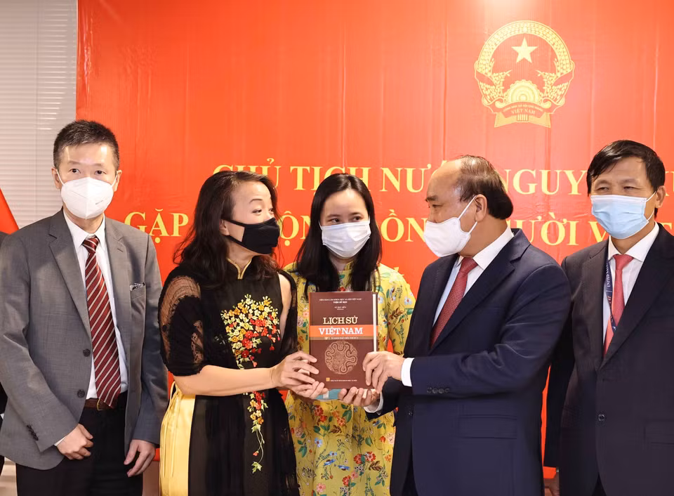 Chủ tịch nước Nguyễn Xuân Phúc tặng sách Lịch sử Việt Nam cho Khoa Việt Nam học, Đại học Columbia (New York, Hoa Kỳ). (Ảnh: Thống Nhất/TTXVN)