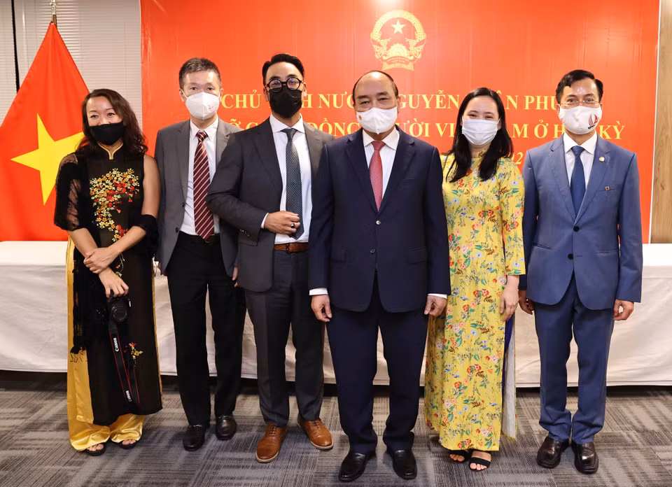 Chủ tịch nước Nguyễn Xuân Phúc với đại diện Cộng đồng người Việt Nam ở Hoa Kỳ. (Ảnh: Thống Nhất/TTXVN)