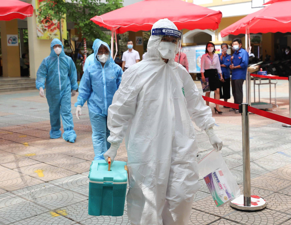 Trường hợp thí sinh có biểu hiện ho, sốt trong quá trình làm bài thi, khi kiểm tra sơ bộ y tế mà không có khả năng làm bài tiếp sẽ được đội phản ứng nhanh xử lý và đưa tới cơ sở y tế. (Ảnh: Thanh Tùng/TTXVN)