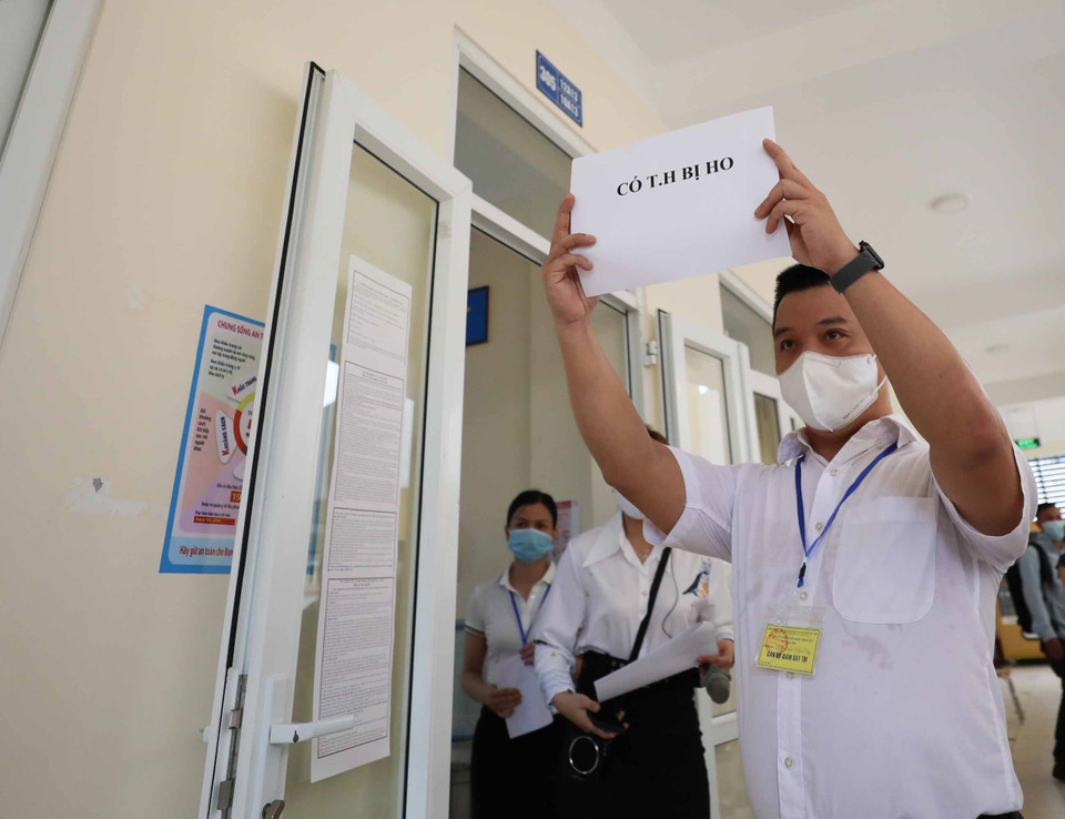 Khi phát hiện thí sinh có biểu hiện ho, sốt trong quá trình làm bài thi, giám thị báo cáo với giám sát, điểm trưởng và đưa thí sinh xuống phòng cách ly y tế. (Ảnh: Thanh Tùng/TTXVN)