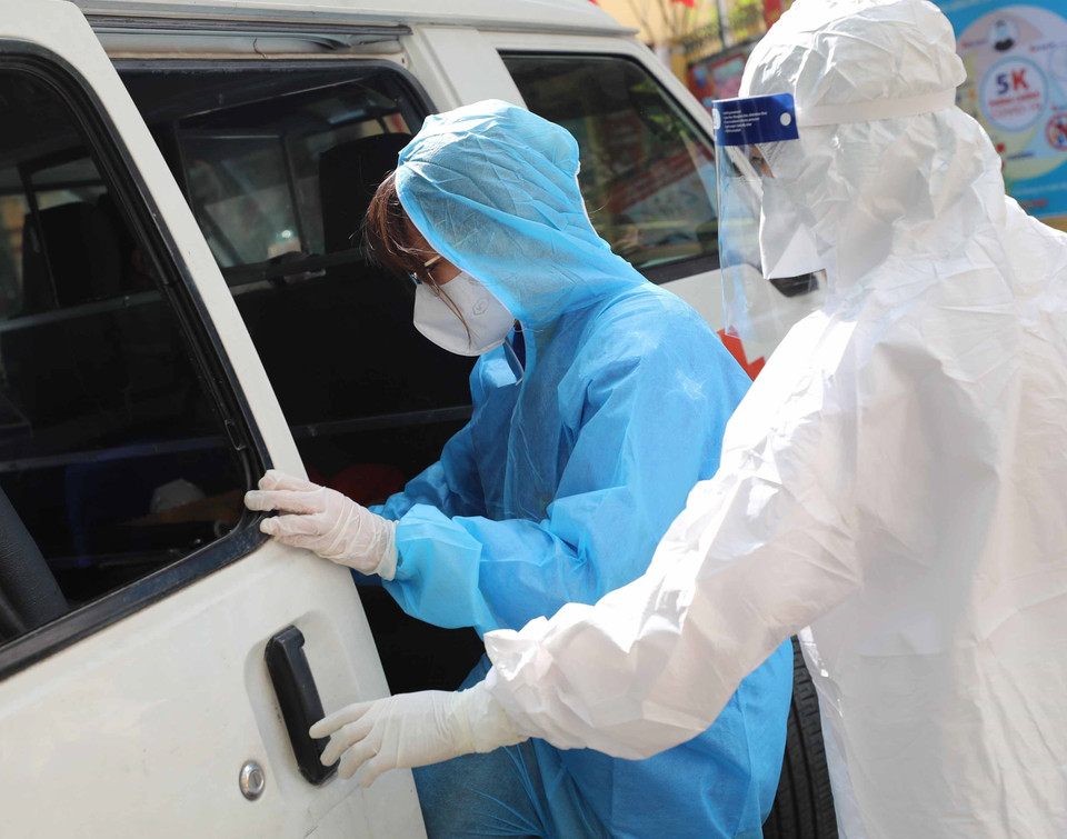 Trường hợp thí sinh có biểu hiện ho, sốt trong quá trình làm bài thi, khi kiểm tra sơ bộ y tế mà không có khả năng làm bài tiếp sẽ được đội phản ứng nhanh xử lý và đưa tới cơ sở y tế. (Ảnh: Thanh Tùng/TTXVN)