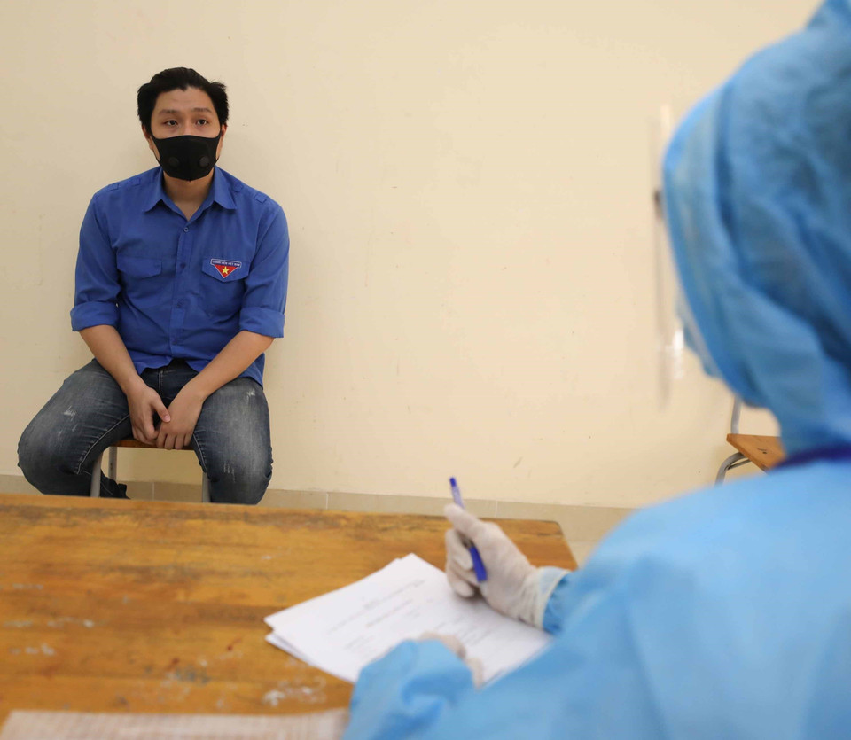 Khi phát hiện thí sinh có thân nhiệt cao, thí sinh được đưa vào phòng cách ly y tế để kiếm tra sức khỏe và điều tra dịch tễ. Nếu đảm bảo các yếu tố sức khỏe, thí sinh sẽ được tiếp tục thi tại phòng thi dự phòng. (Ảnh: Thanh Tùng/TTXVN)