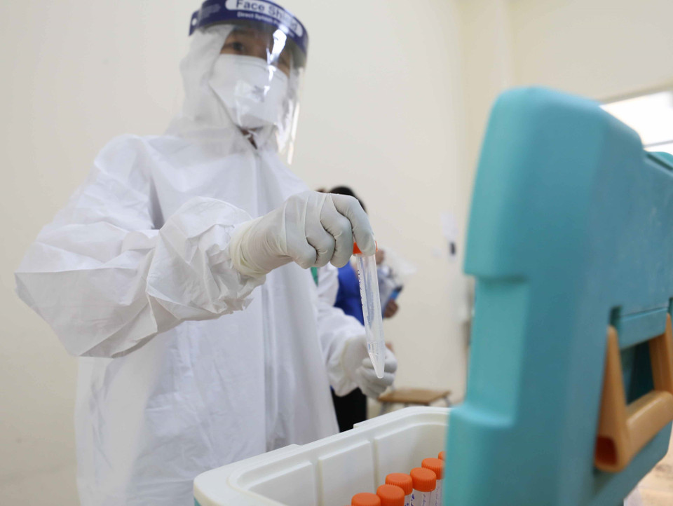 Đội phản ứng nhanh tiến hành điều tra dịch tễ, lấy mẫu xét nghiệm, để thí sinh mặc đồ phòng hộ và đưa tới cơ sở y tế. (Ảnh: Thanh Tùng/TTXVN)