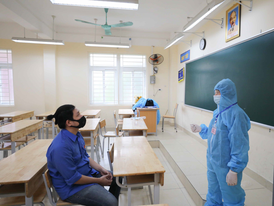 Khi phát hiện thí sinh có thân nhiệt cao, thí sinh được đưa vào phòng cách ly y tế để kiếm tra sức khỏe và điều tra dịch tễ. Nếu đảm bảo các yếu tố sức khỏe, thí sinh sẽ được tiếp tục thi tại phòng thi dự phòng. (Ảnh: Thanh Tùng/TTXVN)