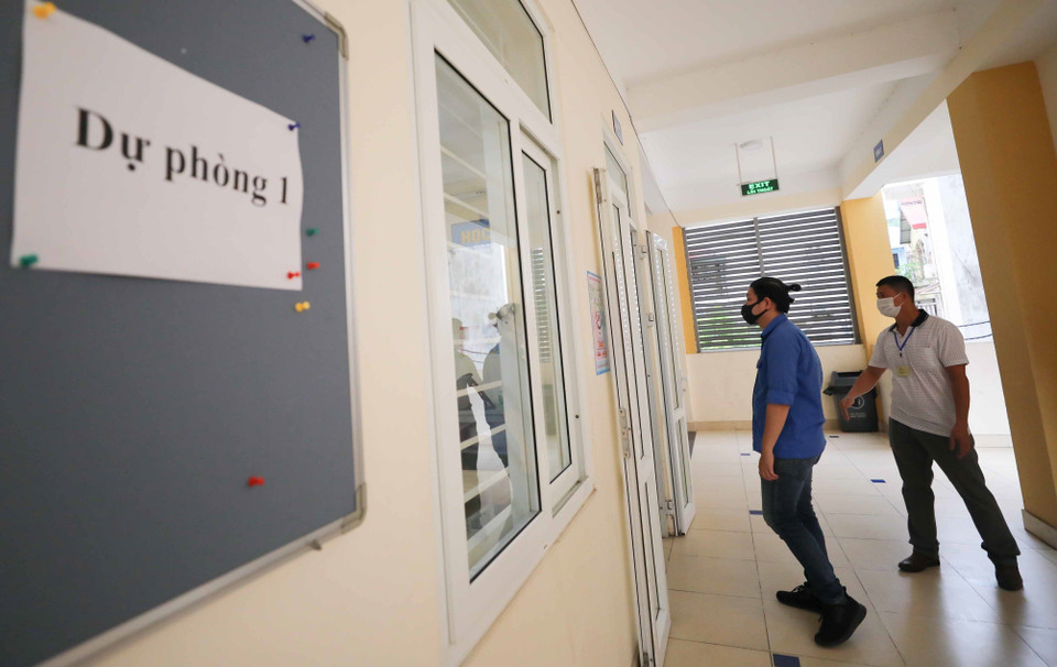 Khi phát hiện thí sinh có thân nhiệt cao, thí sinh được đưa vào phòng cách ly y tế để kiếm tra sức khỏe và điều tra dịch tễ. Nếu đảm bảo các yếu tố sức khỏe, thí sinh sẽ được tiếp tục thi tại phòng thi dự phòng. (Ảnh: Thanh Tùng/TTXVN)