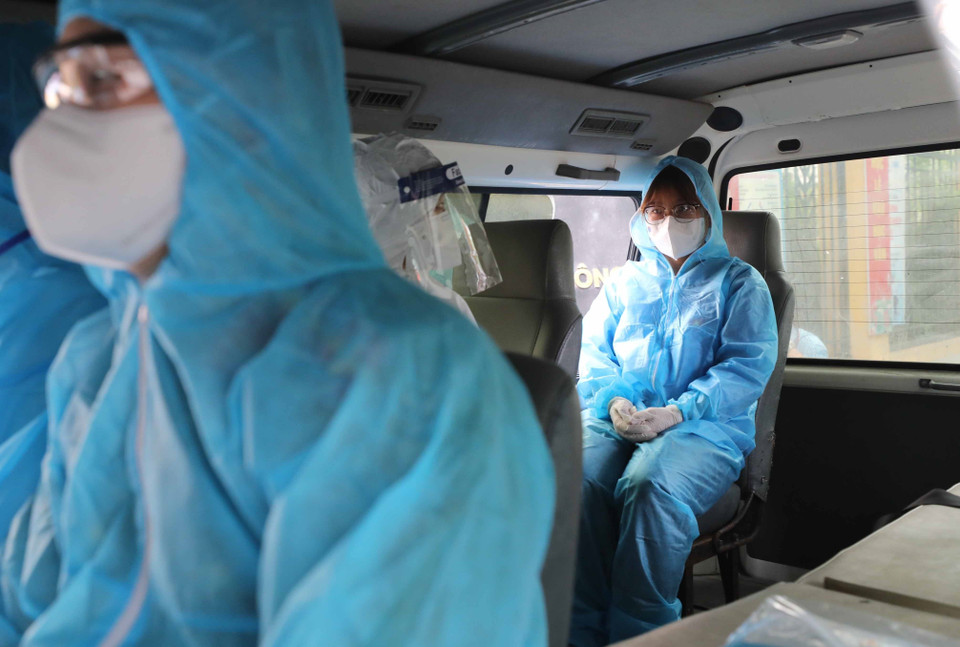 Trường hợp thí sinh có biểu hiện ho, sốt trong quá trình làm bài thi, khi kiểm tra sơ bộ y tế mà không có khả năng làm bài tiếp sẽ được đội phản ứng nhanh xử lý và đưa tới cơ sở y tế. (Ảnh: Thanh Tùng/TTXVN)