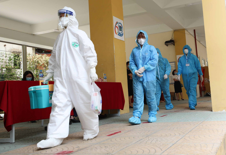 Trường hợp thí sinh có biểu hiện ho, sốt trong quá trình làm bài thi, khi kiểm tra sơ bộ y tế mà không có khả năng làm bài tiếp sẽ được đội phản ứng nhanh xử lý và đưa tới cơ sở y tế. (Ảnh: Thanh Tùng/TTXVN)