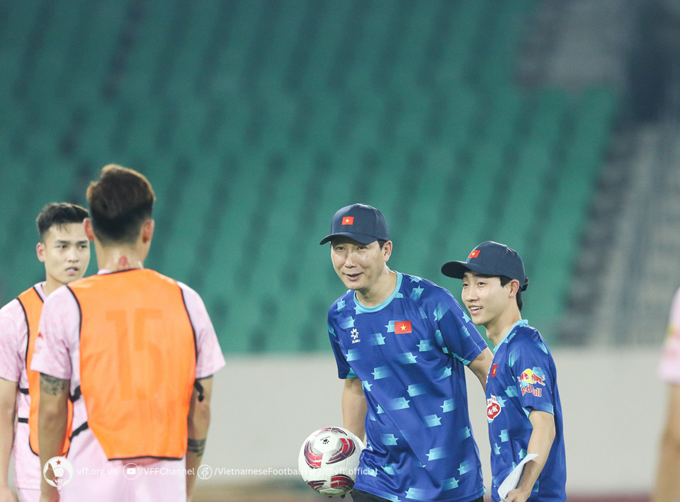 Ông Kim Sang-sik cùng với các học trò. (Nguồn: VFF)