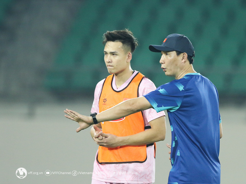 HLV Kim Sang-sik chỉ bảo các học trò trên sân tập. (Nguồn: VFF)