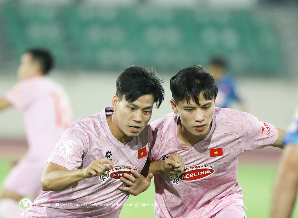 Buổi tập thứ 2 của đội tuyển bắt đầu từ 20 giờ theo giờ địa phương. (Nguồn: VFF)