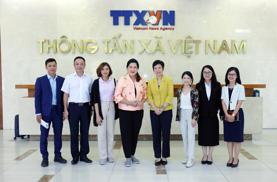 Tổng Giám đốc Thông tấn xã Việt Nam Vũ Việt Trang chụp ảnh chung cùng Tổng Giám đốc Cục Quan hệ công chúng Thái Lan (PRD) Sudruetai Lertkasem và các đại biểu. (Ảnh: Phạm Kiên/TTXVN)