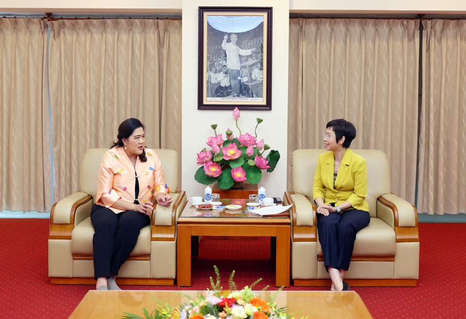 Tổng Giám đốc Thông tấn xã Việt Nam Vũ Việt Trang tiếp Tổng Giám đốc Cục Quan hệ công chúng Thái Lan (PRD) Sudruetai Lertkasem. (Ảnh: Phạm Kiên/TTXVN)