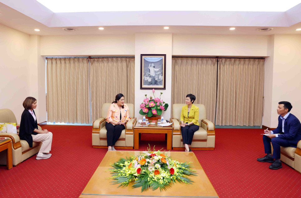Tổng Giám đốc Thông tấn xã Việt Nam Vũ Việt Trang tiếp Tổng Giám đốc Cục Quan hệ công chúng Thái Lan (PRD) Sudruetai Lertkasem. (Ảnh: Phạm Kiên/TTXVN)