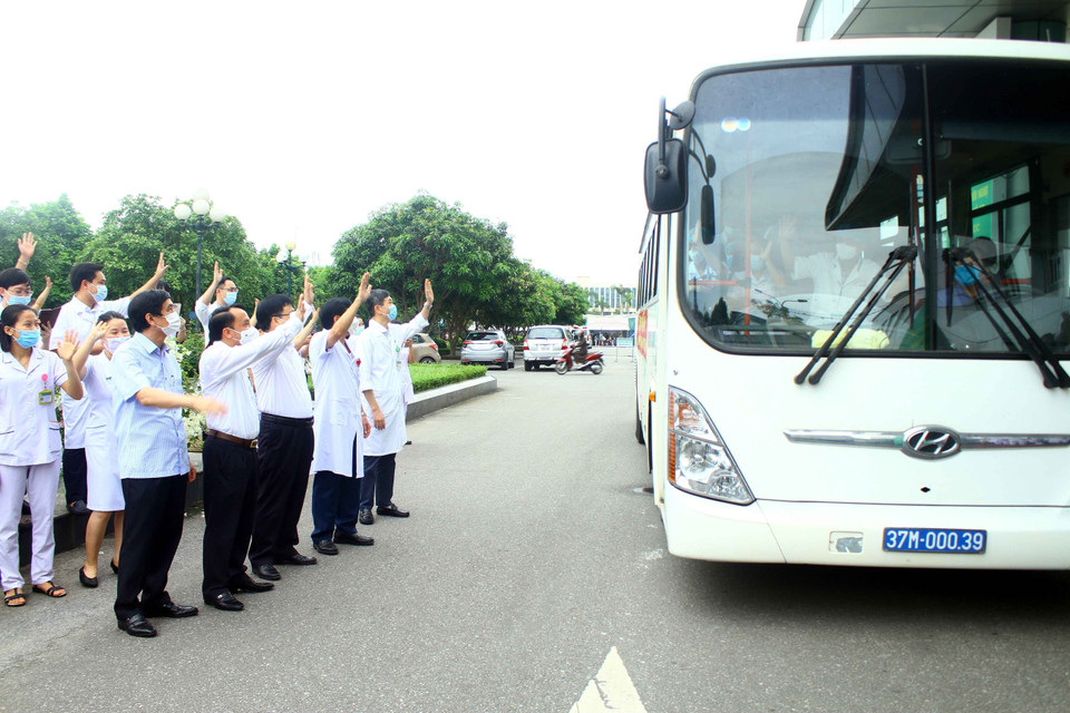 Lãnh đạo tỉnh Nghệ An, Sở Y tế Nghệ An tiễn các cán bộ y tế Bệnh viện Hữu nghị Đa khoa Nghệ An hăng hái lên đường hỗ trợ ngành y tế Hà Tĩnh phòng chống dịch COVID-19. (Ảnh: Tá Chuyên/TTXVN)