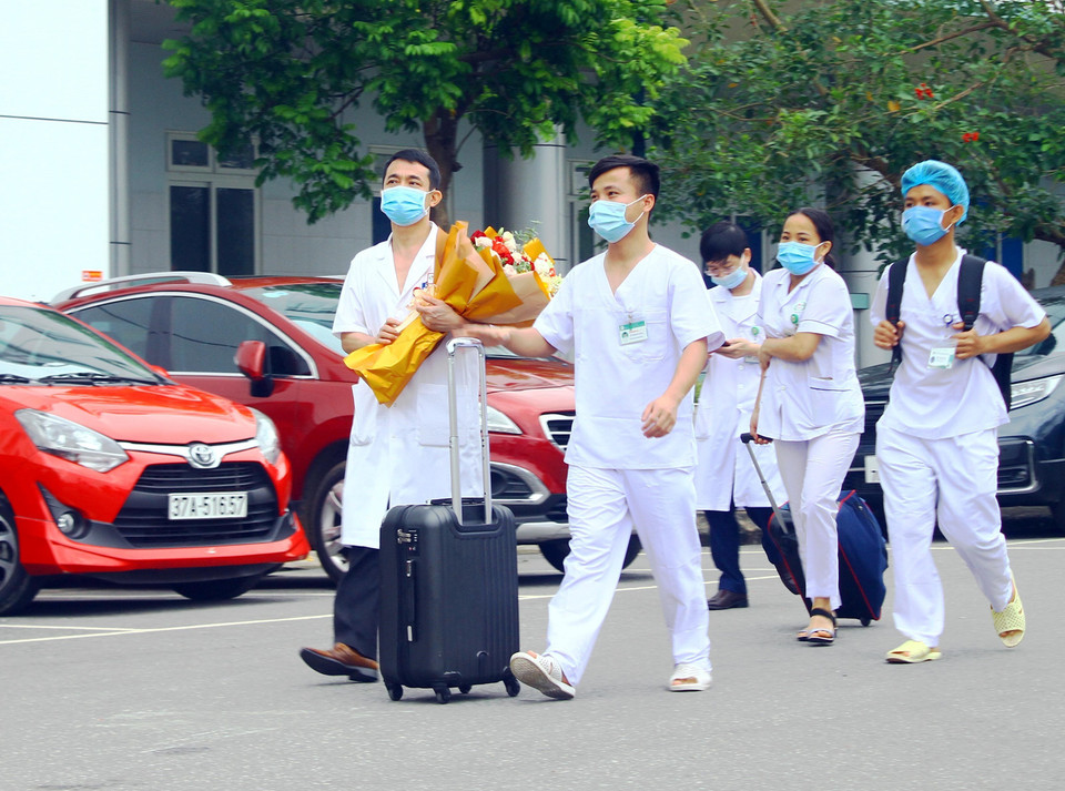 Các cán bộ y tế Bệnh viện Hữu nghị Đa khoa Nghệ An hăng hái lên đường hỗ trợ ngành y tế Hà Tĩnh phòng chống dịch COVID-19. (Ảnh: Tá Chuyên/TTXVN)