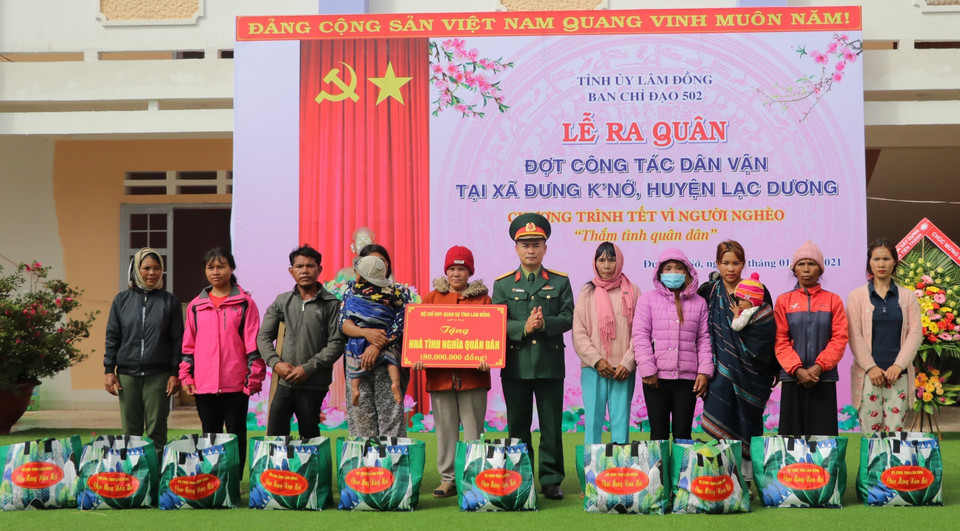 Tặng quà cho các gia đình hộ nghèo tại xã Đưng K' Nớ, huyện Lạc Dương tại lễ ra quân làm công tác dân vận gắn với tổ chức chương trình Tết vì người nghèo của tỉnh Lâm Đồng. (Ảnh: Đặng Tuấn-Thùy Dung/ TTXVN)