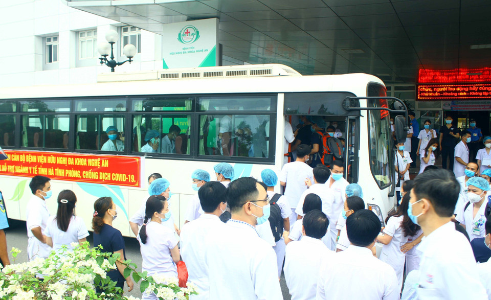Các cán bộ y tế Bệnh viện Hữu nghị Đa khoa Nghệ An hăng hái lên đường hỗ trợ ngành y tế Hà Tĩnh phòng chống dịch COVID-19. (Ảnh: Tá Chuyên/TTXVN)