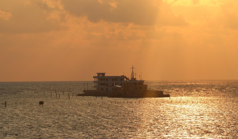 Bình minh trên đảo Cô Lin. (Ảnh: Sỹ Tuyên/TTXVN)