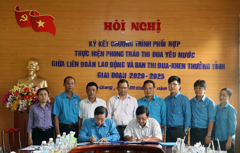 Lãnh đạo Liên đoàn Lao động tỉnh và Ban Thi đua- Khen thưởng tỉnh Kiên Giang ký kết chương trình phối hợp phối hợp đẩy mạnh phong trào thi đua yêu nước và phát hiện, biểu dương, khen thưởng các điển hình tiên tiến trong công nhân, viên chức lao động của tỉnh giai đoạn 2020-2025. (Ảnh: Lê Huy Hải/TTXVN)