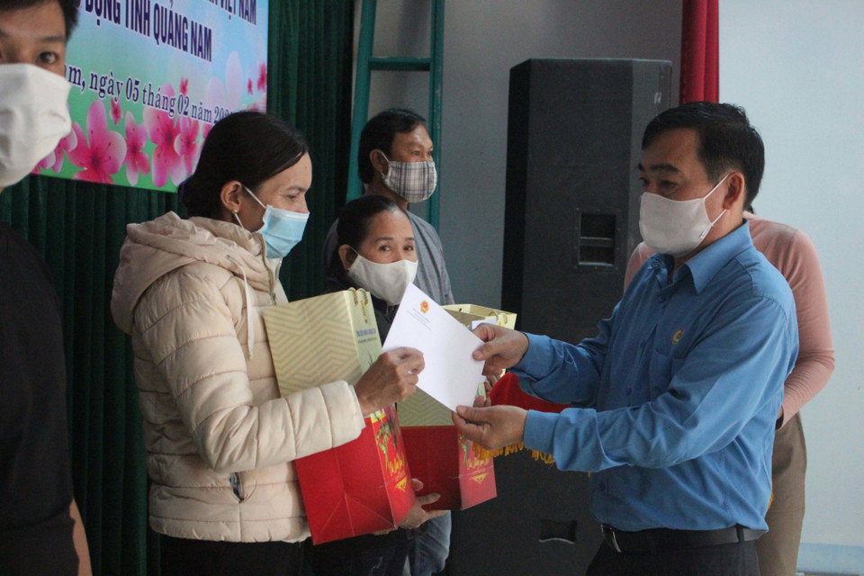 Liên đoàn lao động tỉnh Quảng Nam đã tổ chức trao 200 suất quà Tết Tân Sửu 2021 của Ủy viên Bộ Chính trị, Thủ tướng Chính phủ Nguyễn Xuân Phúc cho công nhân lao động tỉnh Quảng Nam có hoàn cảnh khó khăn do ảnh hưởng của dịch COVID-19 và công nhân gặp khó khăn do bão lũ, thiên tai gây ra. (Ảnh: Đoàn Hữu Trung/TTXVN)