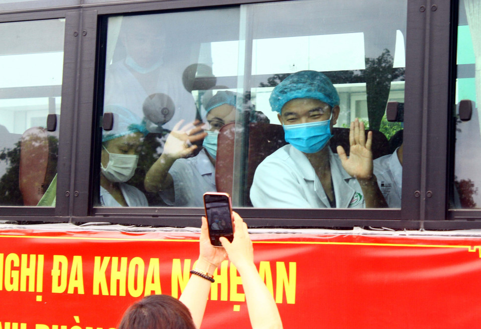 Các cán bộ y tế Bệnh viện Hữu nghị Đa khoa Nghệ An hăng hái lên đường hỗ trợ ngành y tế Hà Tĩnh phòng chống dịch COVID-19. (Ảnh: Tá Chuyên/TTXVN)