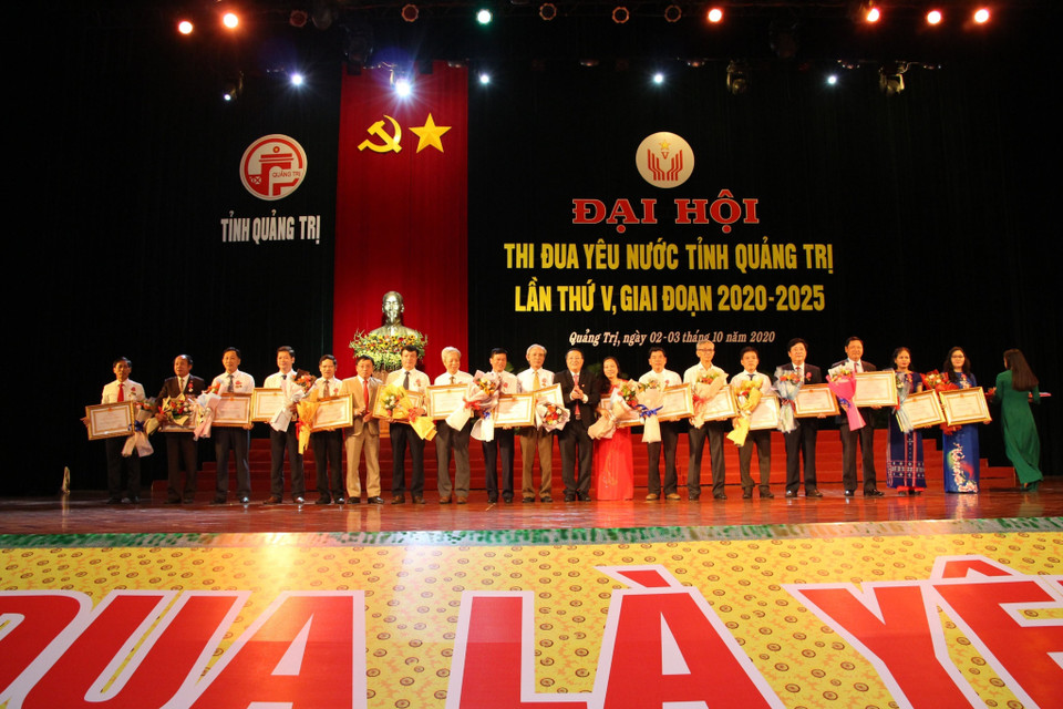 Trao Huân chương lao động hạng Nhì của Chủ tịch nước cho 7 tập thể xuất sắc tại Đại hội thi đua yêu nước tỉnh Quảng Trị lần thứ V, giai đoạn 2020-2025. (Ảnh: Thanh Thủy/TTXVN)