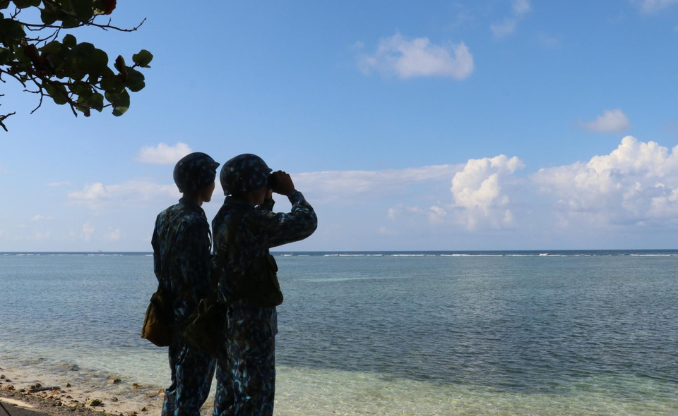 Chiến sỹ trẻ tuần tra trên đảo Sơn Ca. (Ảnh: Sỹ Tuyên/TTXVN)