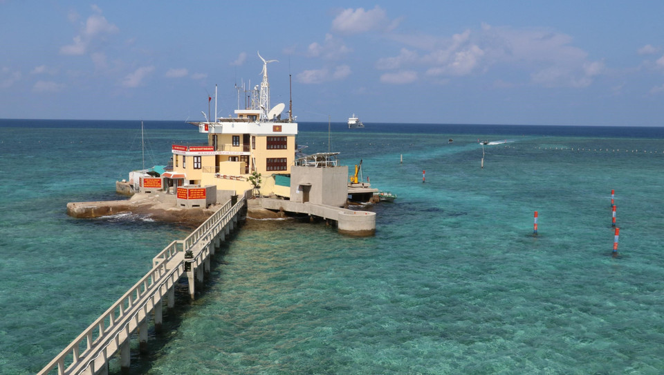 Đảo Cô Lin sừng sững trên biển Đông. (Ảnh: Sỹ Tuyên/TTXVN)