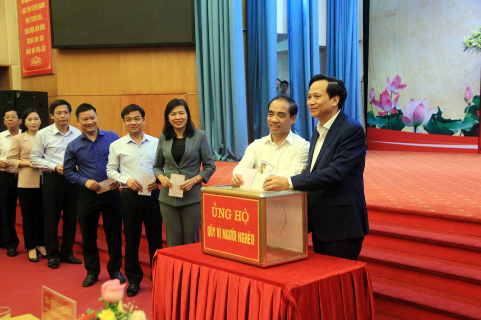 Bộ trưởng Bộ Lao động, Thương binh và Xã hội Đào Ngọc Dung cùng đại biểu ủng hộ Quỹ Vì người nghèo tại Hội nghị tổng kết chương trình giảm nghèo giai đoạn 2016-2020, gắn với thực hiện Nghị quyết số 46-NQ/TU của Ban Thường vụ Tỉnh ủy Tuyên Quang và Phong trào thi đua Cả nước chung tay vì người nghèo - Không để ai bị bỏ lại phía sau giai đoạn 2016-2020. (Ảnh: Quang Cường/TTXVN)